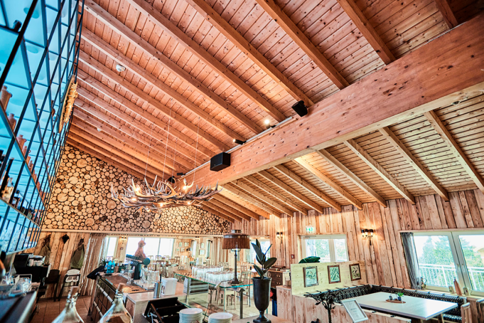 Sistema de sonido multisala de LD Systems con procesador de matriz ZONE X en el Feldberghaus