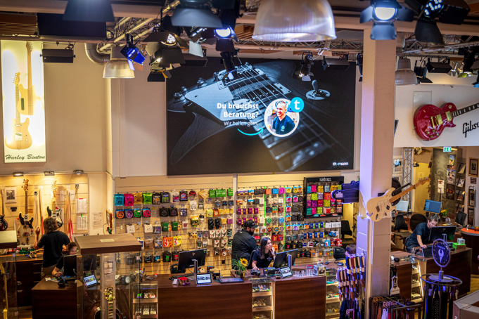 Giada transforma la compra en Thomann con señalización digital