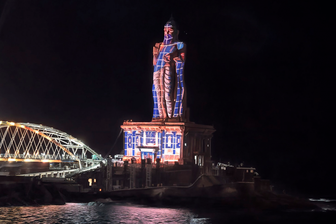 Los proyectores láser RGB de Christie iluminan la estatua de Thiruvalluvar con un espectacular show de mapping Los proyectores láser RGB de Christie iluminan la estatua de Thiruvalluvar con un espectacular show de mapping