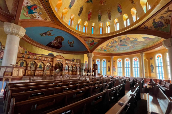 St. Luke resuelve su acústica con Renkus-Heinz Renkus-Heinz mejora la inteligibilidad en la iglesia ortodoxa griega de St. Luke