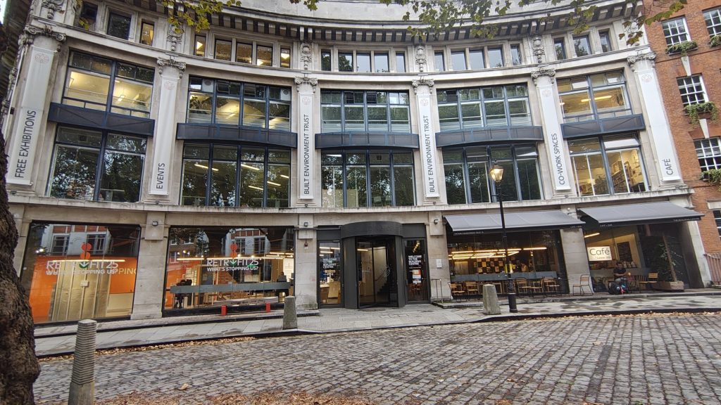 Los proyectores de la Serie Jazz de Christie impulsan una pantalla en forma de L en el Building Centre de Londres