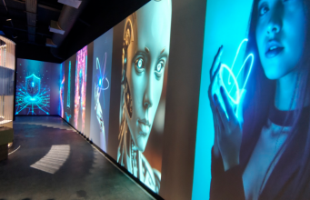 Los proyectores de la Serie Jazz de Christie impulsan una pantalla en forma de L en el Building Centre de Londres