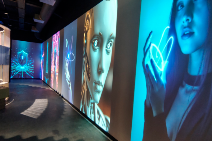 Los proyectores de la Serie Jazz de Christie impulsan una pantalla en forma de L en el Building Centre de Londres