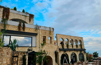 Ecler equipa el sistema de audio exterior del hotel boutique Zoe Hora en Albania Ecler equipa el sistema de audio exterior del hotel boutique Zoe Hora en Albania