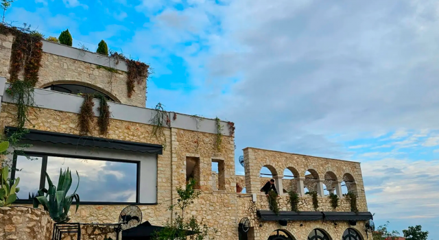 Ecler equipa el sistema de audio exterior del hotel boutique Zoe Hora en Albania