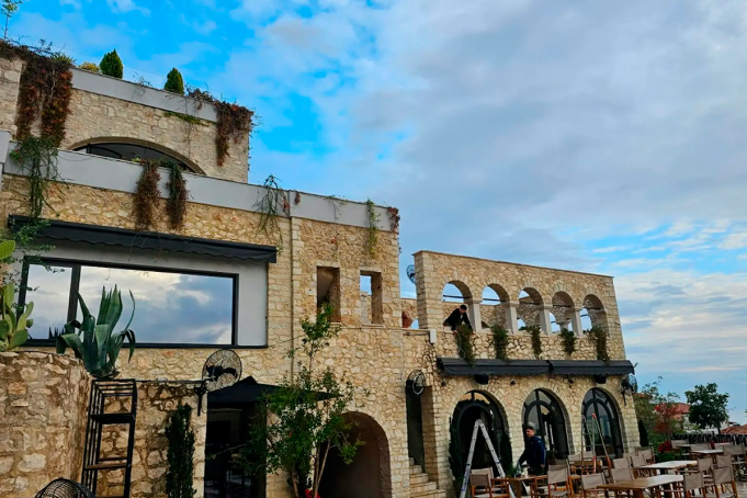 Ecler equipa el sistema de audio exterior del hotel boutique Zoe Hora en Albania