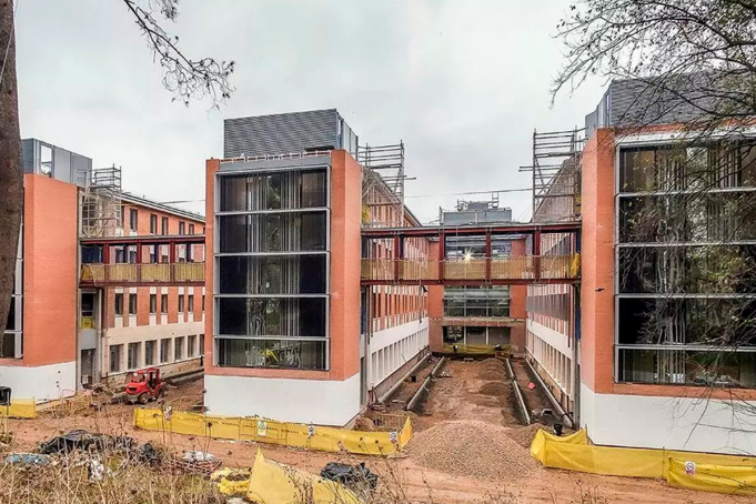 La Universidad de Alcalá de Henares incorpora la evacuación por voz de UDE La Universidad de Alcalá refuerza la seguridad de su Campus de Guadalajara con un nuevo sistema de evacuación por voz de UDE